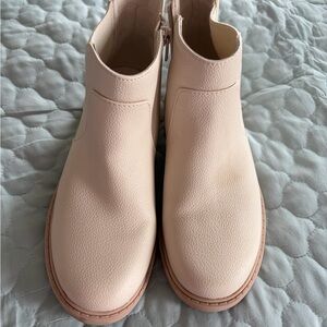 Cat & Jack cream Chelsea boots. Fits like size 6.5 women’s and 4 girls. Like new